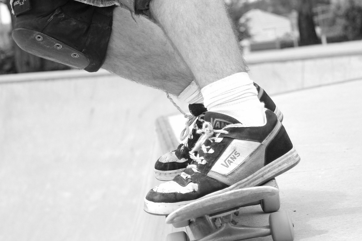Skateboarder fährt an der Kante