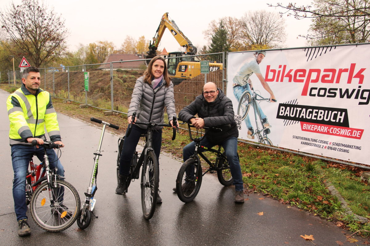 Verantwortliche stehen vor der Baustelle